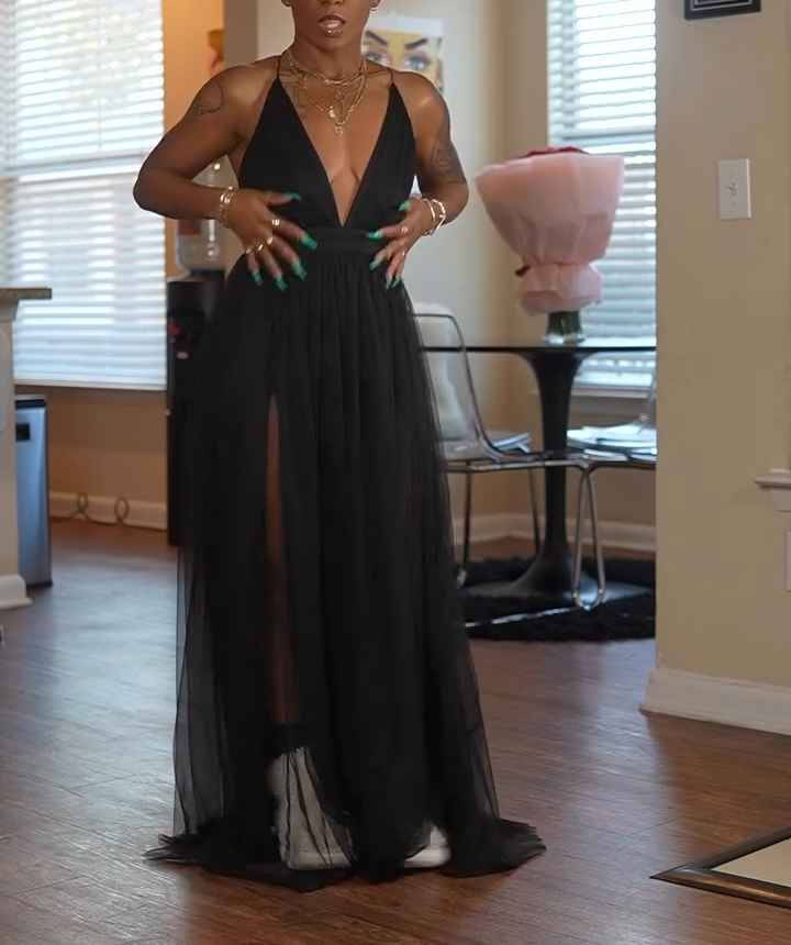 V-neck sleeveless mesh slit skirt