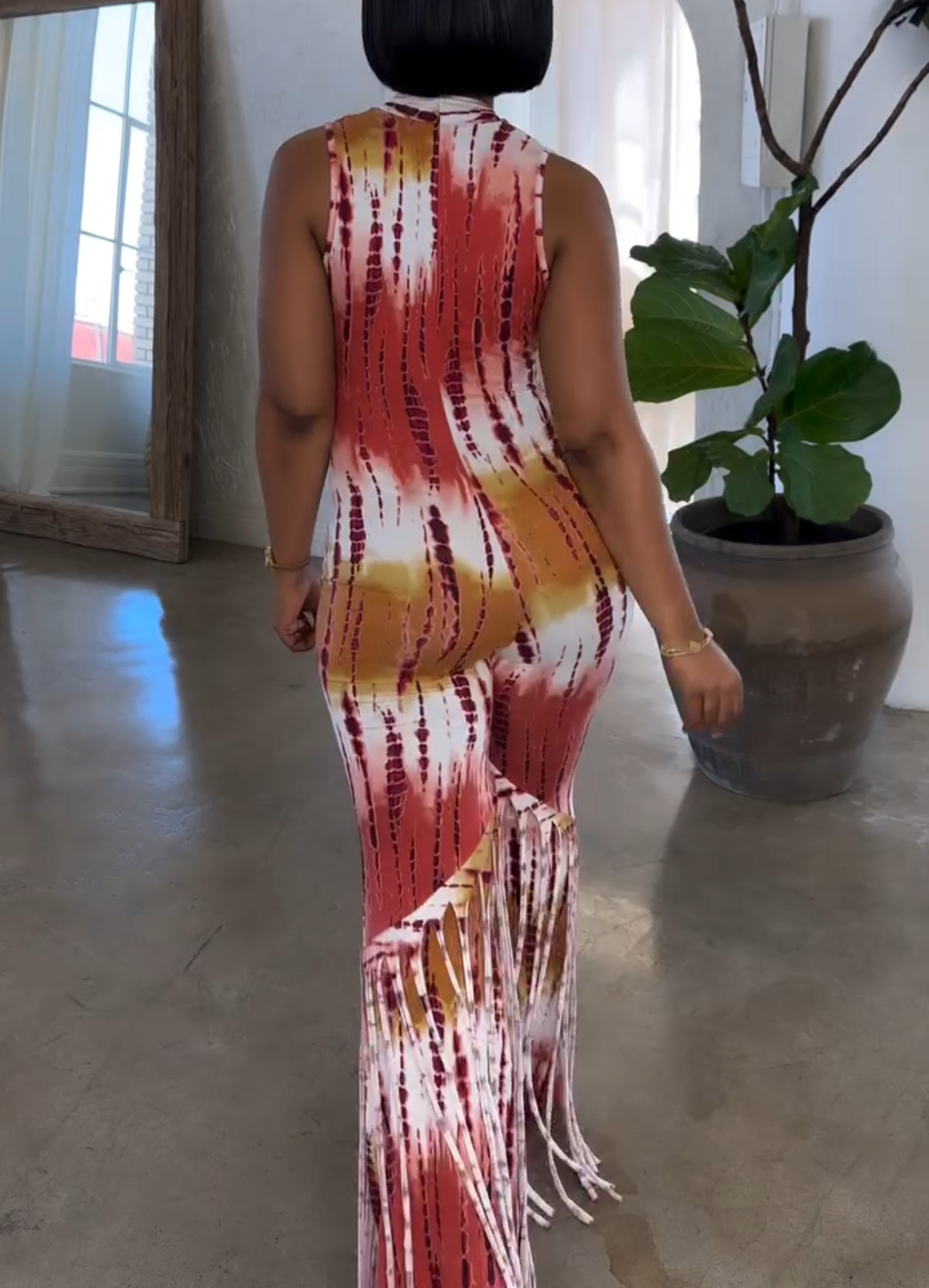 V-neck sleeveless slim-fit jumpsuit