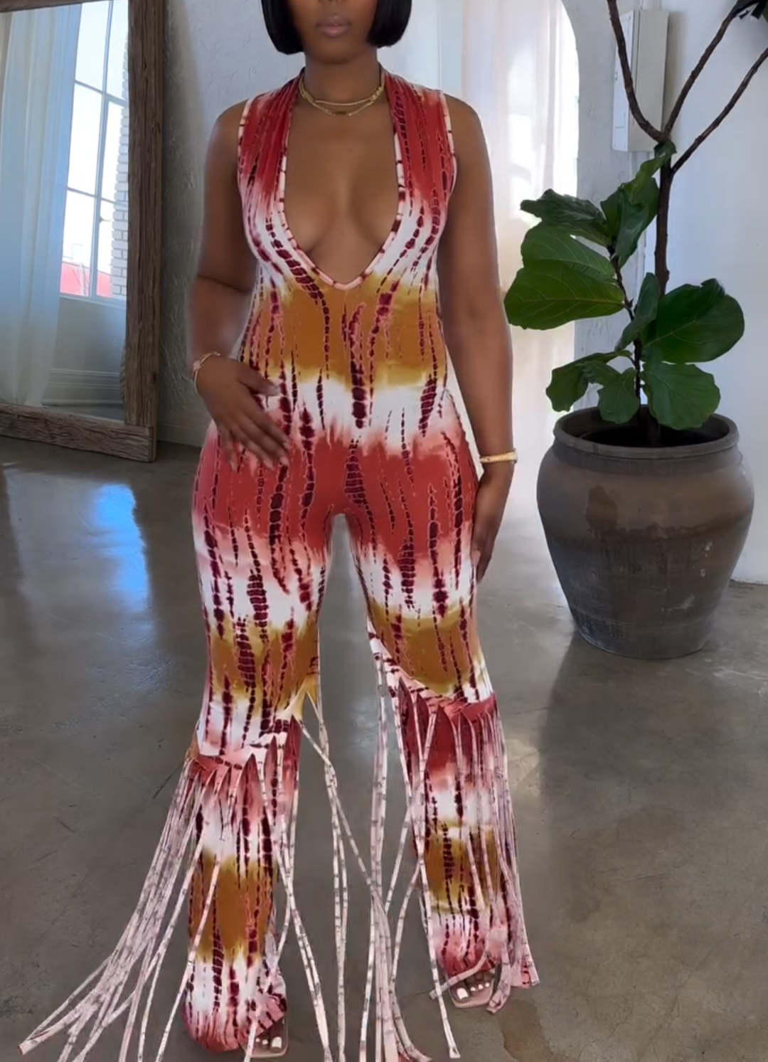 V-neck sleeveless slim-fit jumpsuit
